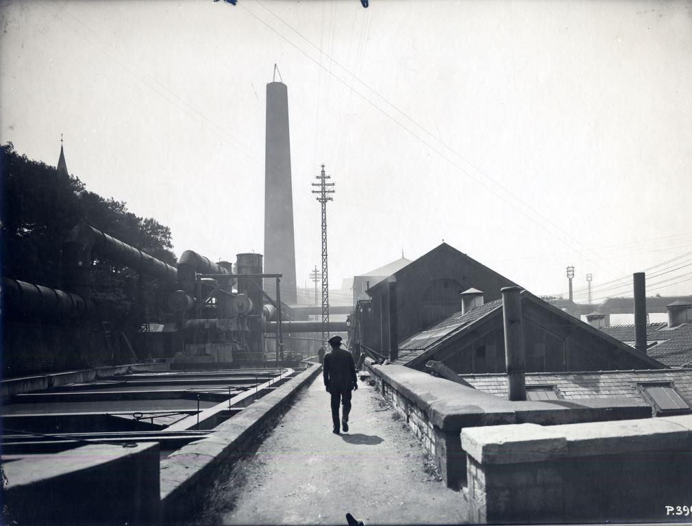 Démolition de la grande cheminée - Etat d'avancement au 18 juillet 1916 - 2. Collection AFB, Le Creusot.