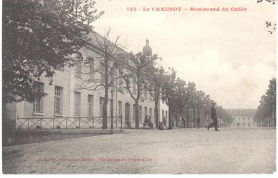 Le boulevard du Guide et la mairie. Mise en circulation le 17 septembre 1917, Collection Rochette.