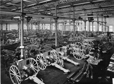 Artillerie Sud. Vue intérieure de l'atelier de montage des matériels. 1914. Collection AFB.