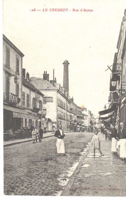 Rue d'Autun, vue prise vers l'Est avec à l'arrière-plan la grande cheminée du haut de laquelle les clichés du panoramique ont été réalisés. 