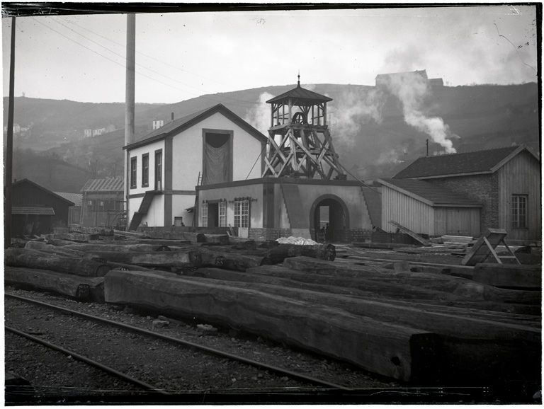 Le puits Saint-Antoine. Installation du chevalement provisoire en 1898. Positif d'après plaque de verre, entre 1898 et 1902. © CUCM, Collection Ecomusée, reproduction D. Busseuil.