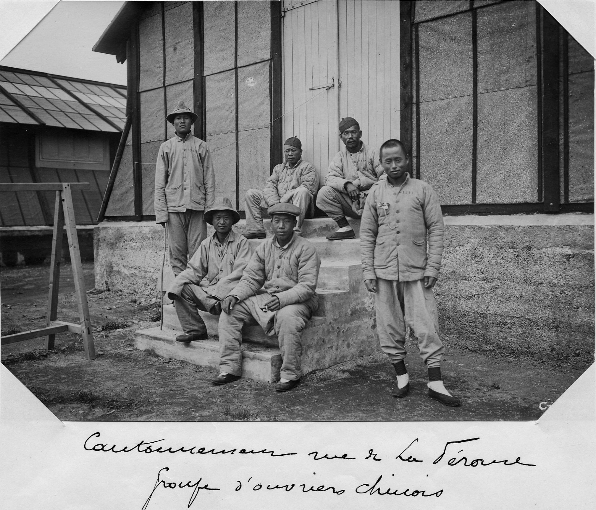 Groupe d'ouvriers chinois, cantonnement rue Lapérouse. Collection AFB