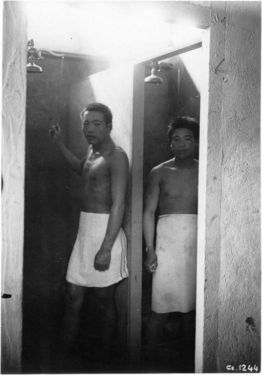 Le Creusot : Cantonnement chinois - vue d'intérieur : salle de bains. 1917. Collection Ecomusée