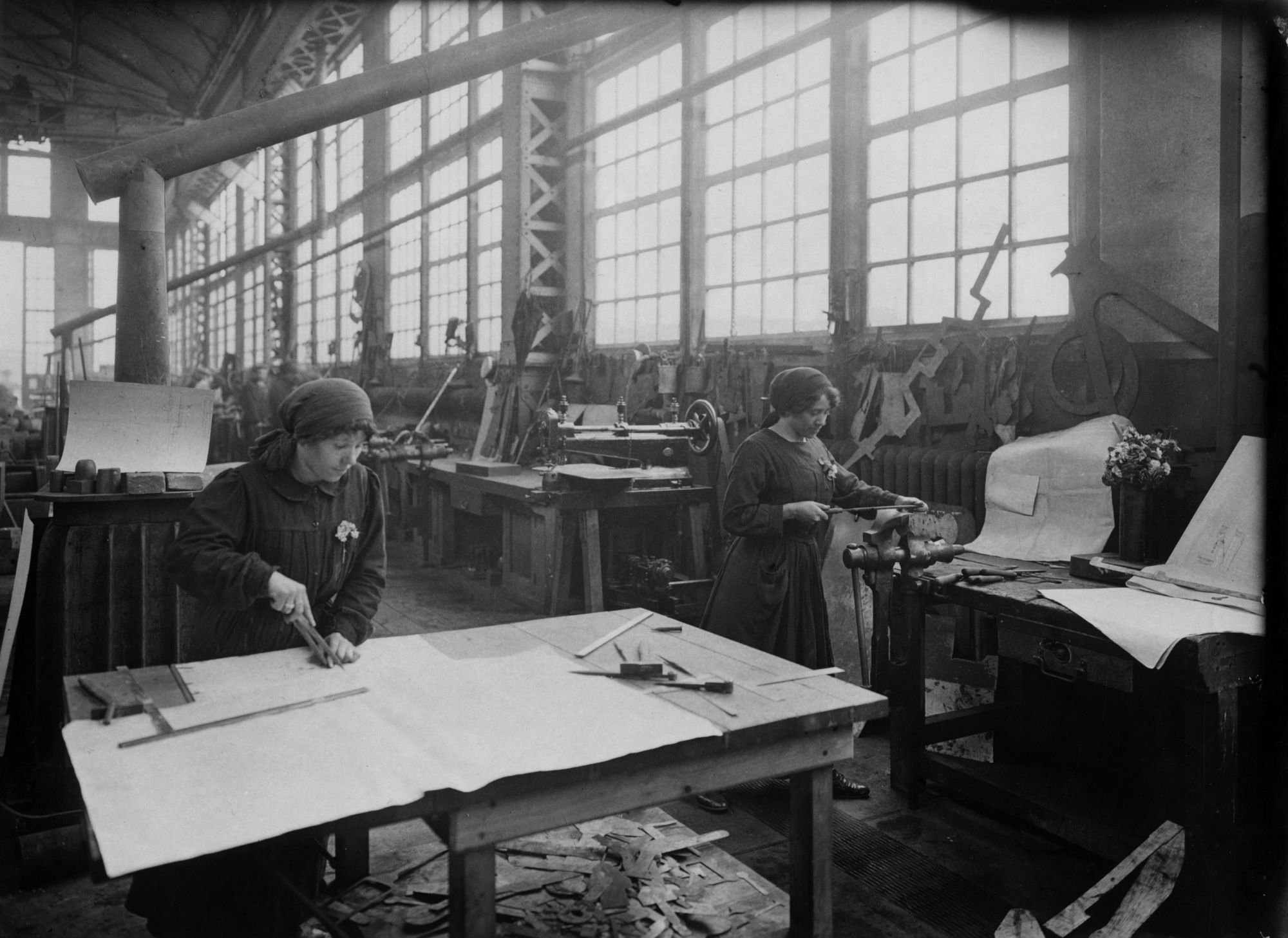 Etablissements Schneider. Atelier des constructions mécaniques - Traçage et confection des gabarits - 1916. Collection AFB