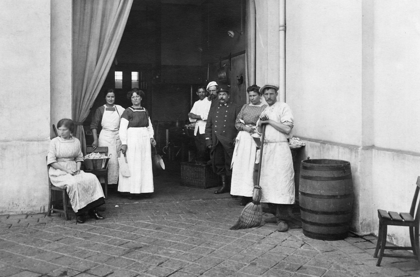 Hôpital temporaire n°27- Septembre 1914-Château de la Verrerie- Le personnel de service. Collection AFB.