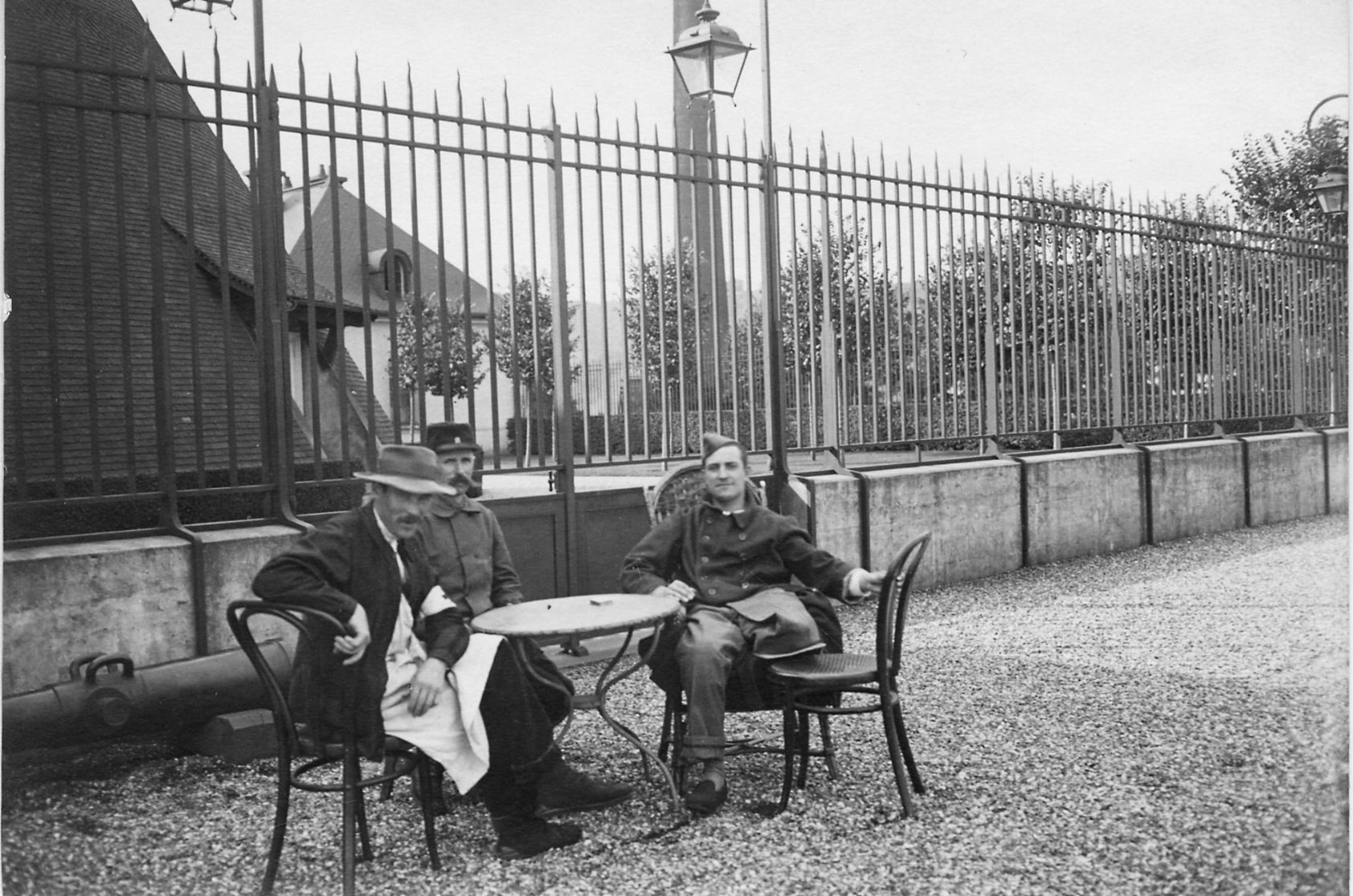 Hôpital temporaire n°27- Septembre 1914-Château de la Verrerie- Blessés se reposant à l'extérieur. Collection AFB.