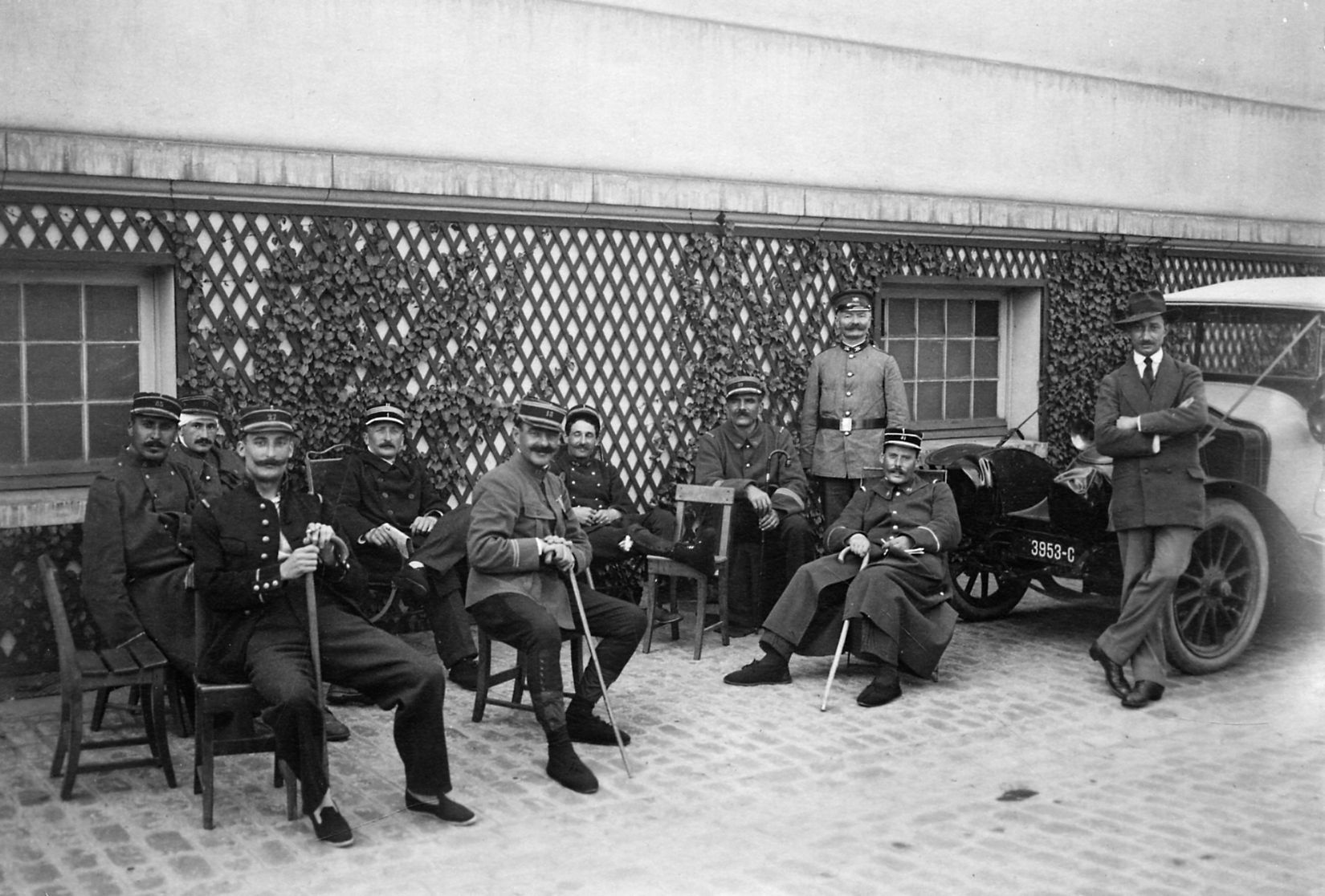 Hôpital temporaire n°27- Septembre 1914-Château de la Verrerie- Convalescents se reposant à l'extérieur. Collection AFB.