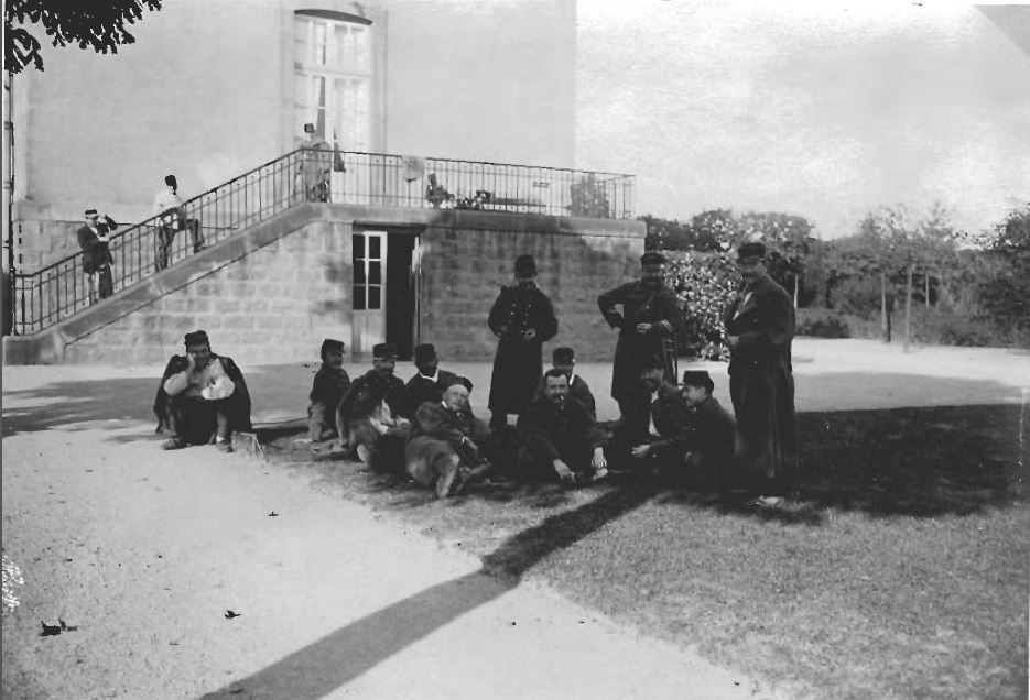 Hôpital temporaire n°64- Octobre 1914- Hôtel-Dieu-convalescents dans les jardins. Collection AFB.