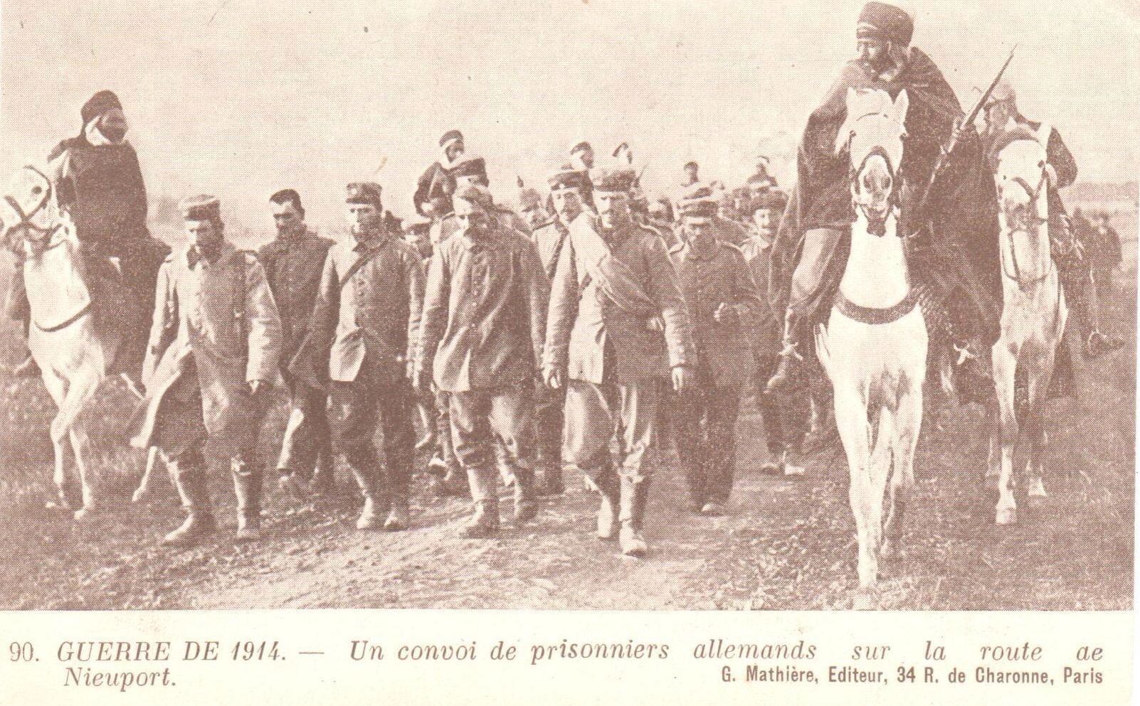 Guerre de 1914. Un convoi de prisonniers allemands sur la route de Nieuport. Louis Rochette à son fils Marcel. Carte en circulation le 1er janvier 1915. Collection Rochette.
