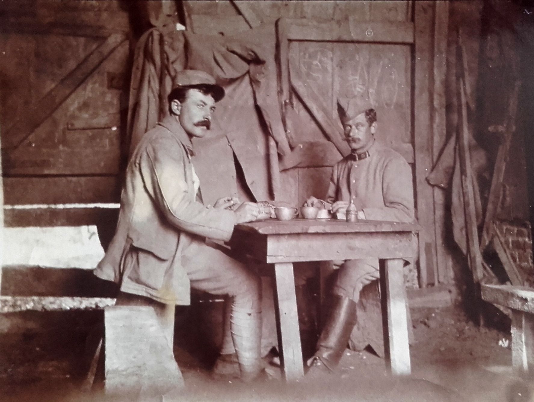 Jean Jusot (à gauche) « dans une cagna »